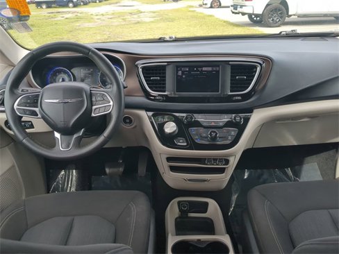 Used 2022 Chrysler Voyager LX image 15