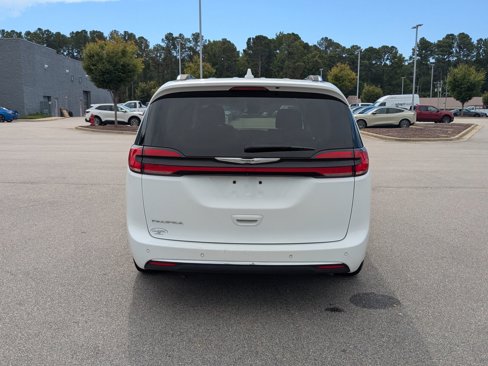 Used 2021 Chrysler Pacifica Touring-L image 9