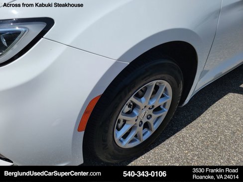 Used 2024 Chrysler Pacifica Touring-L image 9
