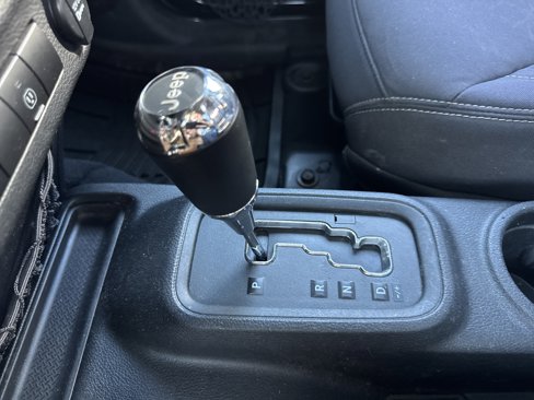 Used 2013 Jeep Wrangler Unlimited Sahara image 20