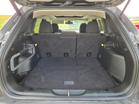 Used 2017 Jeep Cherokee Latitude w/ Comfort/Convenience Group image 28
