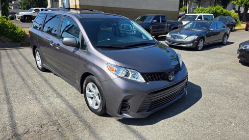 Used 2020 Toyota Sienna LE image 3
