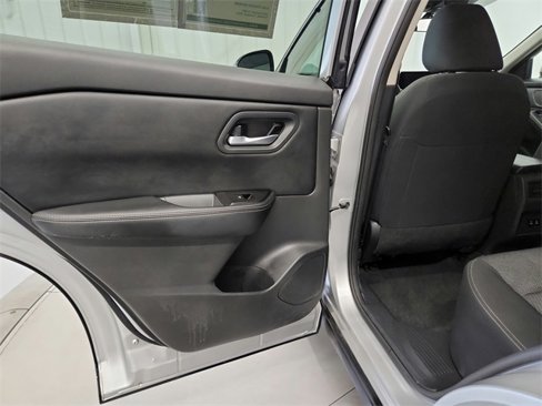 Used 2024 Nissan Rogue SV image 27