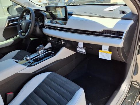 New 2025 Mitsubishi Outlander SE image 8