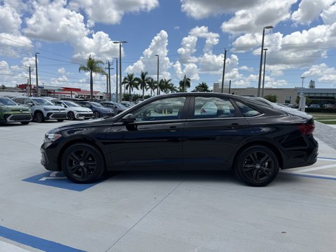 Used 2022 Volkswagen Jetta SE w/ Panoramic Sunroof Package image 6