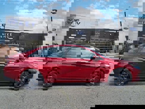 Used 2023 Hyundai Elantra SEL image 2