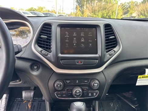 Used 2018 Jeep Cherokee Latitude Plus w/ Comfort/Convenience Group image 22