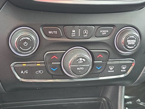 Used 2020 Jeep Cherokee Limited image 23