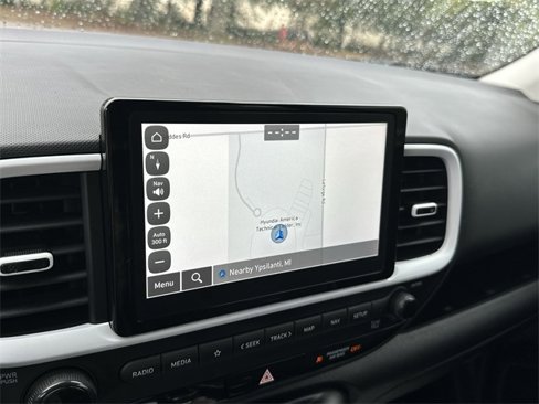 Used 2024 Hyundai Venue Limited image 18