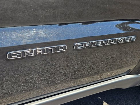 Used 2021 Jeep Grand Cherokee Laredo image 28