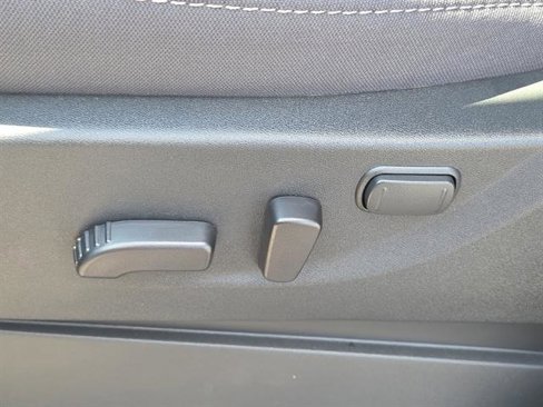 Used 2025 Nissan Frontier SV image 11