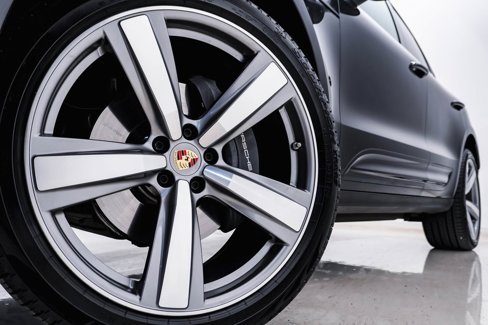 Certified 2024 Porsche Macan image 5