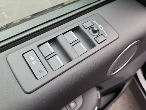 New 2025 Land Rover Discovery S image 9