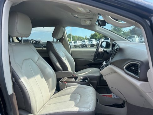 Certified 2018 Chrysler Pacifica Touring-L image 9