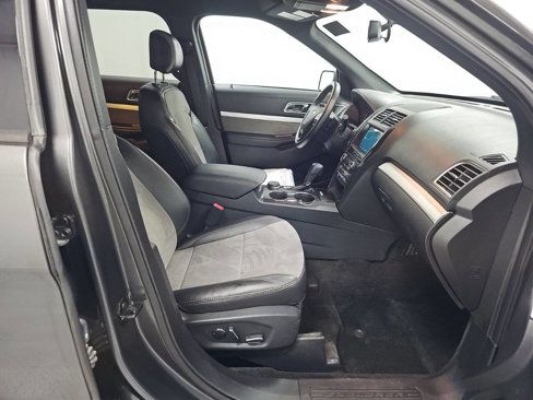 Used 2017 Ford Explorer XLT w/ XLT Technology Feature Bundle image 12