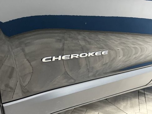 Used 2018 Jeep Cherokee Latitude Plus image 32
