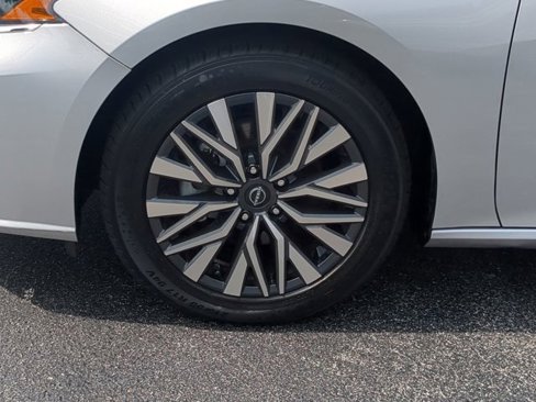 Used 2024 Nissan Altima 2.5 SV image 11