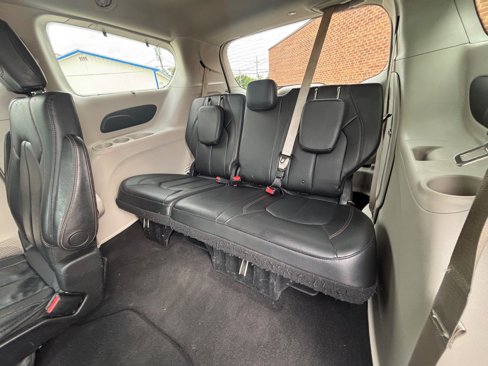Used 2018 Chrysler Pacifica Touring-L image 19