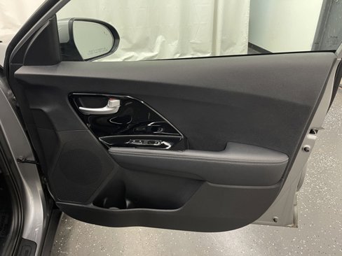 Used 2022 Kia Niro LXS image 7