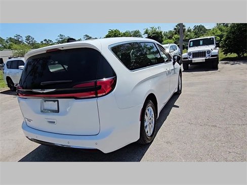 Used 2023 Chrysler Pacifica Touring-L image 22