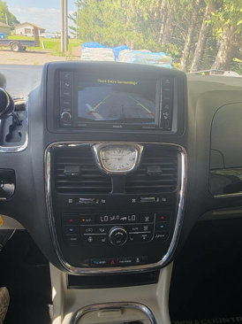 Used 2016 Chrysler Town & Country Limited image 14