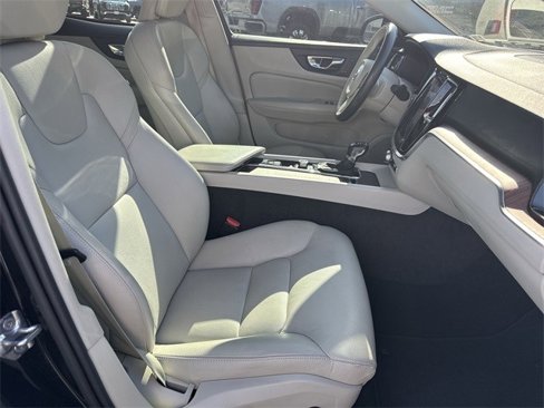 Used 2019 Volvo S60 T6 Momentum w/ Multimedia Package image 32