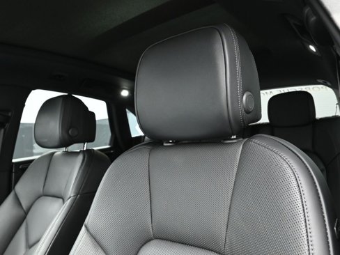 Used 2025 Porsche Macan image 16