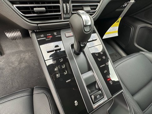 Used 2025 Porsche Macan image 23
