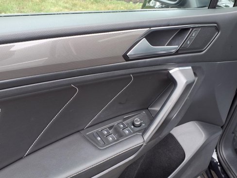 Used 2022 Volkswagen Tiguan SE image 11