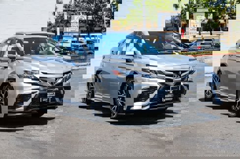 Used 2023 Toyota Camry SE image 3