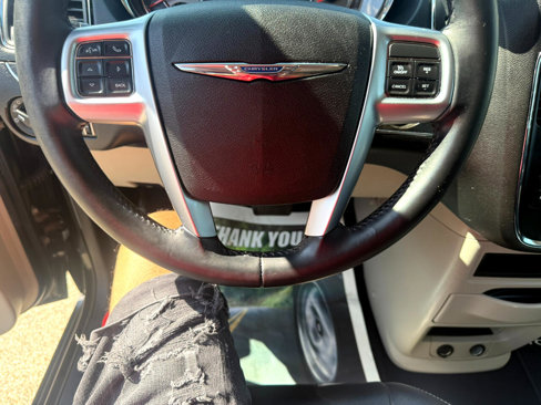 Used 2013 Chrysler Town & Country Touring image 12