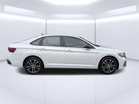 Used 2024 Volkswagen Jetta Sport image 2