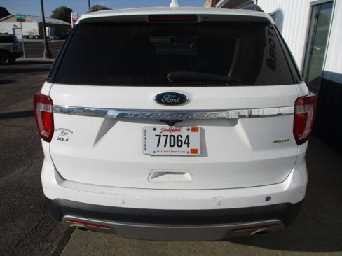 Used 2016 Ford Explorer XLT w/ Equipment Group 202A image 6