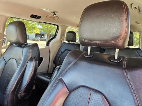 Used 2020 Chrysler Pacifica Touring-L image 16