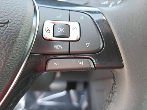Certified 2020 Volkswagen Tiguan SE image 17