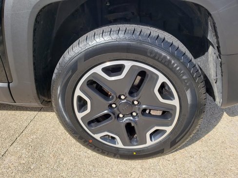 Used 2017 Jeep Renegade Trailhawk w/ Premium Trailhawk Package image 47