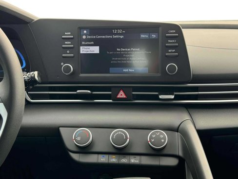 Used 2025 Hyundai Elantra SE image 19