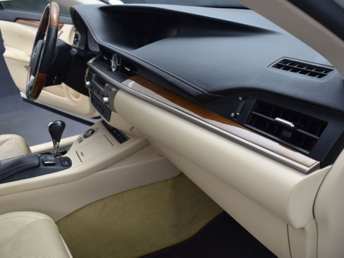 Used 2015 Lexus ES 300h image 25
