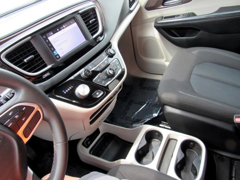 Used 2022 Chrysler Voyager LX image 27