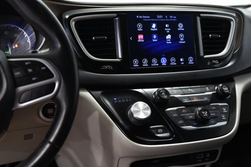 Used 2017 Chrysler Pacifica Touring-L image 27
