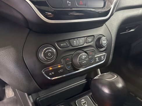 Used 2019 Jeep Cherokee Limited image 19
