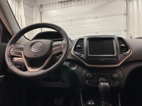 Used 2017 Jeep Cherokee Latitude w/ Cold Weather Group image 14