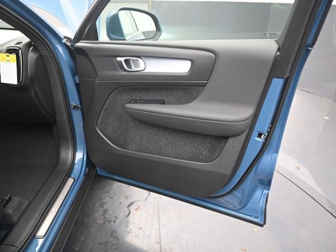 New 2025 Volvo XC40 B5 Core image 38