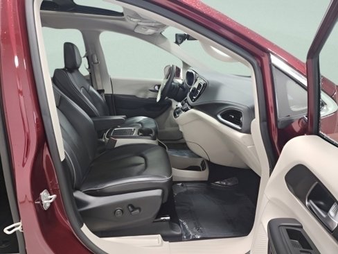 Used 2018 Chrysler Pacifica Limited image 17