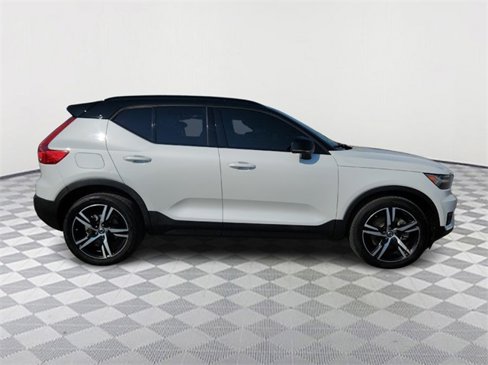 Used 2020 Volvo XC40 T5 R-Design image 8