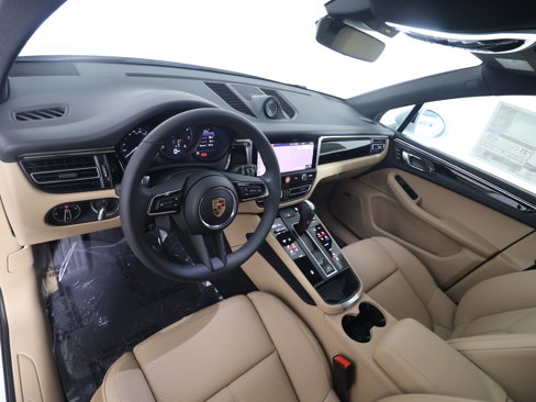 New 2025 Porsche Macan image 4