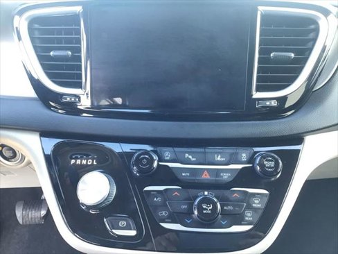 Certified 2021 Chrysler Pacifica Touring-L image 14