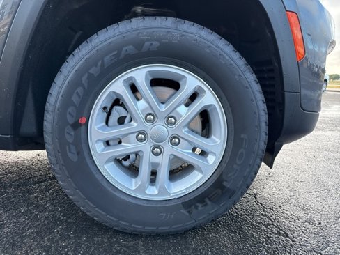 New 2025 Jeep Grand Cherokee Laredo w/ Luxury Tech Group I image 9