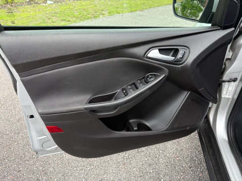 Used 2015 Ford Focus SE image 39