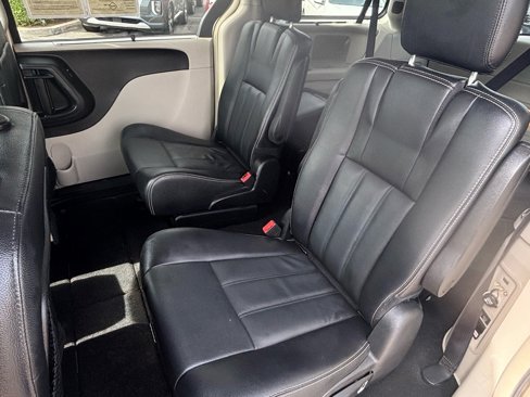 Used 2015 Chrysler Town & Country Touring w/ Driver Convenience Group image 21